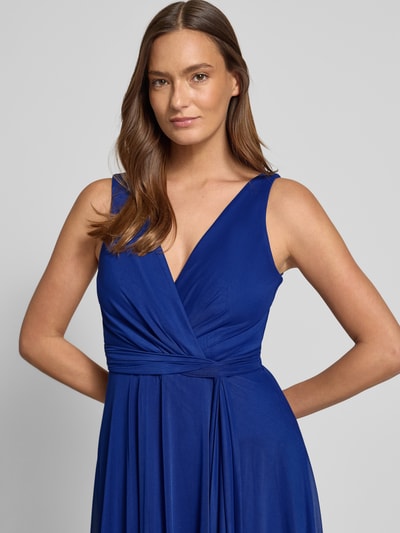 Vrouwenmodel draagt Avondjurk met V-hals en rugzijde rits van TROYDEN COLLECTION, getailleerde fit, wikkellook, Nahaufnahme bovenlichaam