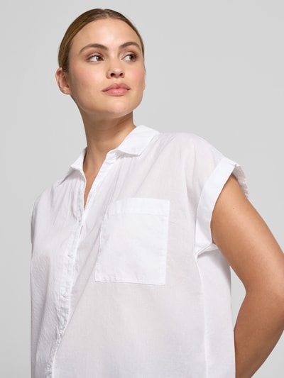 Frauenmodel trägt Relaxed Fit Bluse mit Brusttasche Modell 'DORA' von Soyaconcept aus Reine Baumwolle, Nahaufnahme Oberkörper.