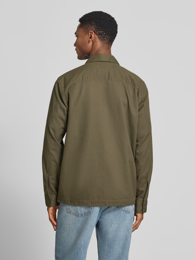 Männermodel trägt Regular Fit Overshirt aus Lyocell-Leinen-Baumwoll-Mix von Marc O'Polo, Optik: Unifarben, Passform: Regular-Fit, Verschluss: Knopfleiste, Ärmelform: Langarm, Material: Lyocell-Leinen-Baumwoll-Mix, Ganzkörperansicht Rückansicht.