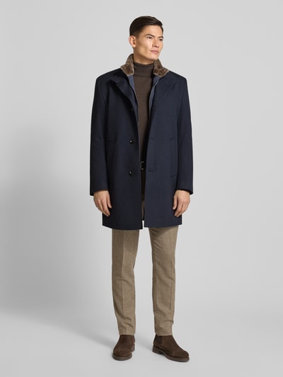 Männermodel trägt Mantel mit Stehkragen van bugatti in regular fit, knoopsluiting, steekzakken, donkerblauw, voorkant volledige lichaamsfoto.
