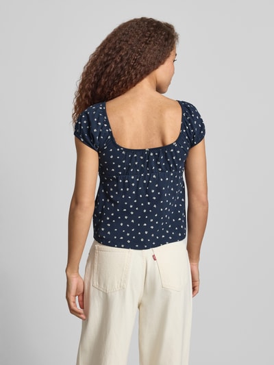 Frauenmodel trägt T-Shirt im Allover-Look mit Schnürung von REVIEW, dunkelblauer Baumwoll-Elasthan-Mix, Ganzkörperansicht Rückansicht.
