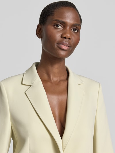 Frauenmodel trägt Regular Fit Longblazer mit Reverskragen Modell 'JABLA3' von BOSS Orange, Optik: Unifarben, Nahaufnahme Oberkörper.