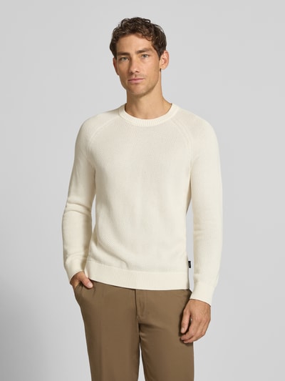 Männermodel trägt Modern Fit Pullover aus reiner Baumwolle Modell '05Nadion' von JOOP! COLLECTION in Creme, Ganzkörperansicht von vorne