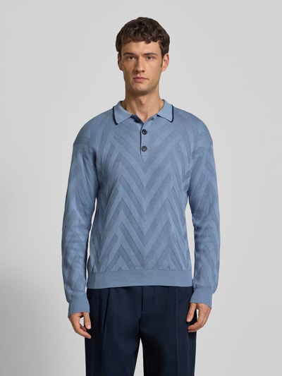 Männermodel trägt Regular Fit Longsleeve in Strick-Optik von Scotch & Soda aus Baumwoll-Modal-Mix, Polo-Kragen, elastische Abschlüsse, Ganzkörperansicht von vorne.