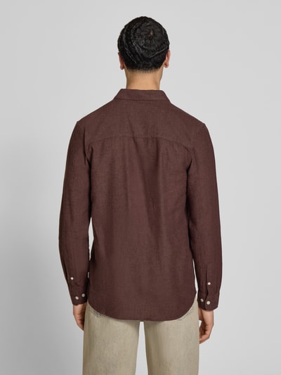 Męski model nosi koszulę casualową Slim Fit Freizeithemd aus Baumwoll-Leinen-Mix Modell 'CAIDENLS SOLID' von Only & Sons, efekt: jednolity kolor, materiał: mieszanka bawełny i lnu, tekstura: cieniowana przędza, długi rękaw, kołnierzyk typu kent, pas na plecach, guzikowe mankiety, dół lekko zaokrąglony, widok całej sylwetki od tyłu.