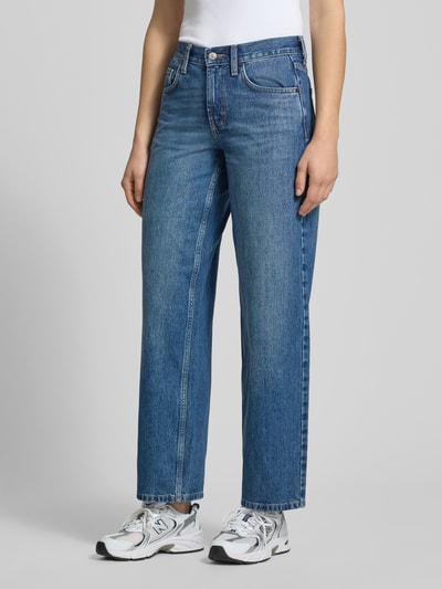 Kobieta prezentuje jeansy Wide Leg Jeans im 5-Pocket-Design Modell 'INCH' od Topshop, mieszanka bawełny, krój wide fit, zdjęcie całej sylwetki z przodu. Szerokość w rozmiarze 26/32: 37 cm, długość wewnętrzna nogawki: 78 cm.