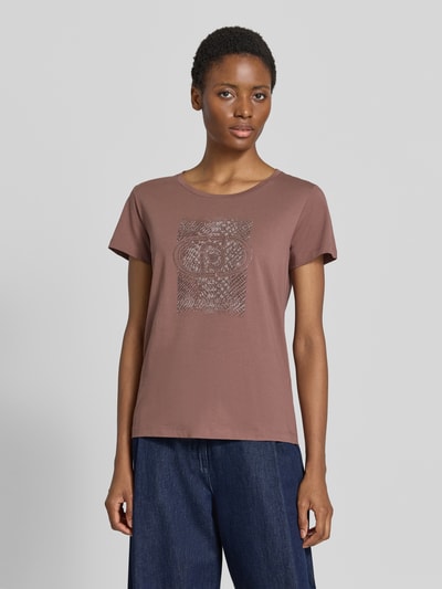 Vrouwenmodel draagt T-shirt met strass-steentjes van Lui Jo Sport, puur katoen, recht model, ronde hals, motiefprint, ruglengte bij maat S 60 cm, vooraanzicht bovenlichaam