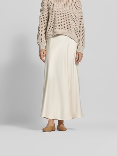 Frauenmodel trägt Maxirock mit Reißverschluss aus Satin von Juvia, cremefarben, schmale Passform, Maxi-Länge, Ganzkörperansicht von vorne.