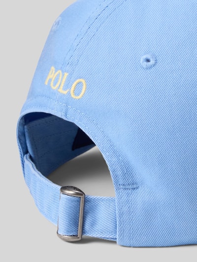 Produktfoto, Basecap aus reiner Baumwolle von Polo Ralph Lauren in Hellblau mit eingesticktem Logo, Luftlöchern und verstellbarem Riegel.
