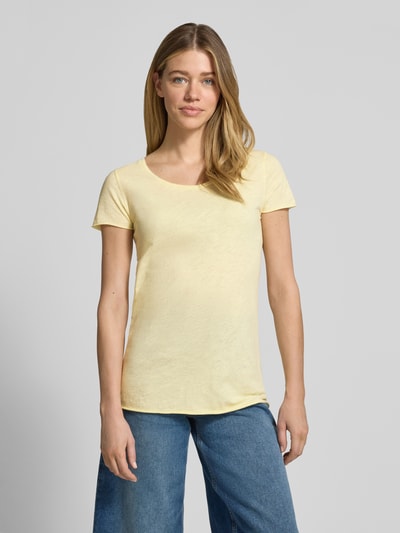 Modelka kobieca nosi T-Shirt mit Rundhalsausschnitt und Rollsaum od Rich & Royal, bawełna, krój straight fit, długość pleców 63 cm w rozmiarze S, widok całej sylwetki z przodu