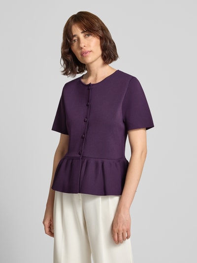 Frauenmodel trägt Cardigan aus Viskose-Mix mit Schößchen von Rich & Royal in Lila, taillierter Schnitt, Knopfverschluss, Nahaufnahme Oberkörper.