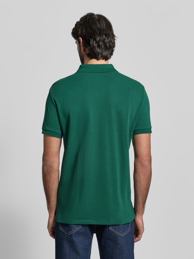 Männermodel trägt Regular Fit Poloshirt aus reiner Baumwolle von Polo Ralph Lauren, Optik: Unifarben, Piqué, Ganzkörperansicht Rückansicht.