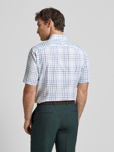 Männermodel trägt Regular Fit Business-Hemd mit Button-Down-Kragen von OLYMP, Reine Baumwolle, kariert, 1/2-Arm, Ganzkörperansicht Rückansicht.