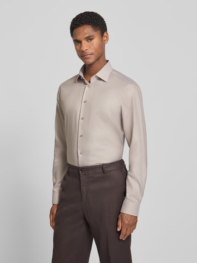 Christian Berg Men Regular Fit Business-Hemd mit Strukturmuster und Kentkragen Taupe 4