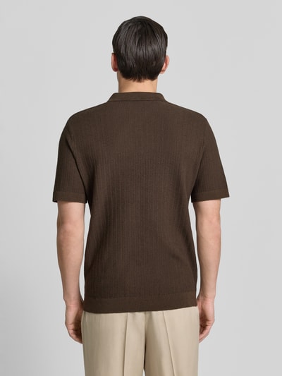 Männermodel trägt Regular Fit Poloshirt aus Baumwoll-Leinen-Mix Modell 'MATTIS' von SELECTED HOMME, Optik: Unifarben, Strukturiert, Label-Patch, Polokragen, V-Ausschnitt, Ärmelform: Kurzarm, Ganzkörperansicht Rückansicht.