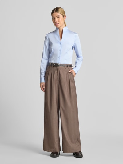 Frauenmodel trägt Bluse aus Baumwoll-Mix von Christian Berg Woman in Hellblau, figurbetont, mit Stehkragen und 1-Knopf-Manschetten, Ganzkörperansicht von vorne, tailliert, langärmelig, Rückenlänge 59 cm, Ärmellänge 63 cm, Baumwoll-Mix mit Stretch-Anteil.