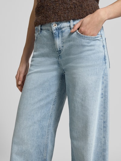 Vrouwenmodel draagt lichte wide leg jeans Wide Leg Jeans model 'MEDLEY' van Mustang, mix van katoen en elastaan, steekzakken, detailopname vooraan.
