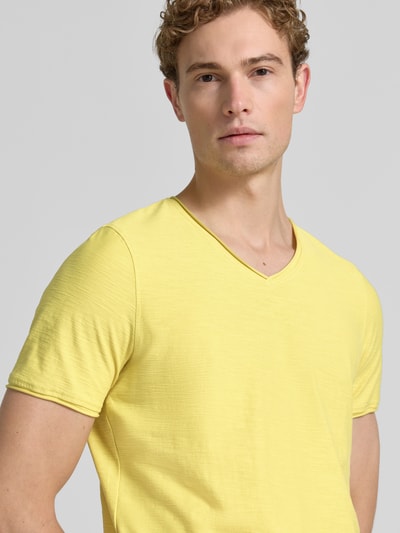 MCNEAL T-Shirt mit V-Ausschnitt und Rollsaum Senf 3