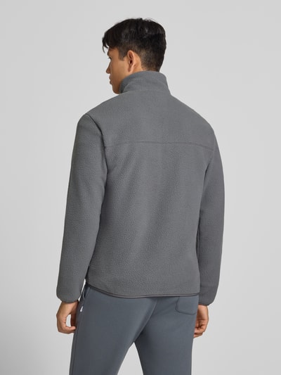 Männermodel trägt Regular fit fleecejack met opstaande kraag model 'JASON' van ONLY, grijs, zachte textuur, Heren fleecejack, Ganzkörperansicht Rückansicht.