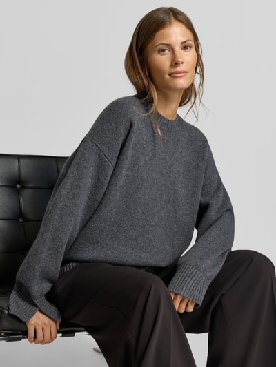 Frauenmodel trägt Regular Fit Pullover aus Woll-Mix mit Kaschmir-Anteil von MYON in Strick-Optik und Dunkelgrau, Nahaufnahme Oberkörper.