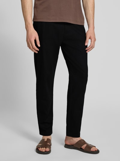 Männermodel trägt Relaxed Fit Hose aus Leinen-Baumwoll-Mix von s.Oliver RED LABEL, unifarben, seitliche Eingrifftaschen, Ganzkörperansicht von vorne.