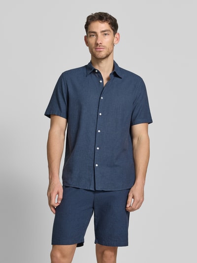 Männermodel trägt Regular Fit Freizeithemd aus Leinen-Baumwoll-Mix von MCNEAL in Dunkelblau, glatte Struktur, Kentkragen, Knopfleiste, ganzkörperansicht von vorne.