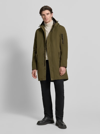 Męski model nosi Jacke mit Kapuze od MCNEAL w kolorze oliwkowym, regular fit, ukryty zamek, kieszenie, widok całej sylwetki z przodu.