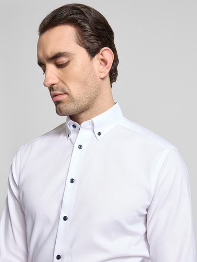 Männermodel trägt Regular Fit Business-Hemd mit Button-Down-Kragen von OLYMP, Reine Baumwolle, Unifarbenes-Design, Nahaufnahme Oberkörper.