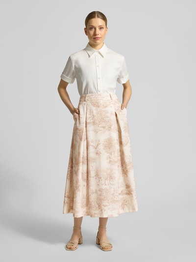 Vrouwenmodel draagt midirok in all-over look model 'PALMIRA' van SEDUCTIVE met plooien, A-lijn, wit-beige, geheel figuur van voren. Dames midirok bandwijdte maat 36: 39 cm, totale lengte maat 36: 88 cm.