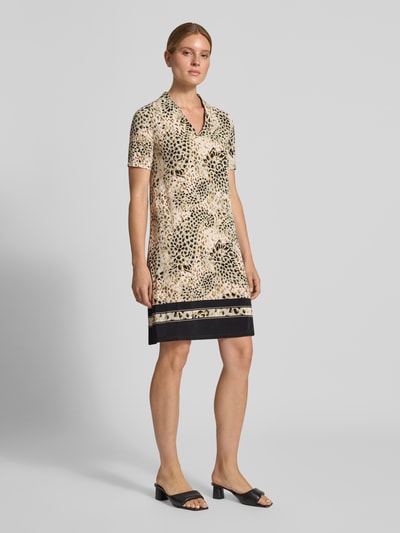 Modelka prezentuje Gerades Freizeitkleid mit Allover-Muster od s.Oliver BLACK LABEL, jasne kolory, abstrakcyjne wzory, widok całej sylwetki z przodu.