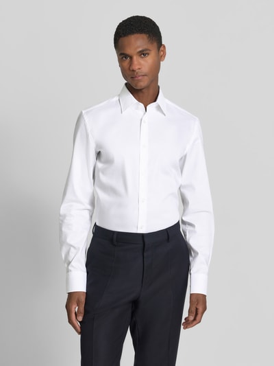 Mężczyzna model nosi Slim Fit Businesshemd aus reiner Baumwolle Modell 'HANK' od BOSS, biała gładka popelina, przód, ujęcie całej sylwetki.