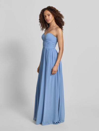 Frauenmodel trägt Maxikleid im Off-Shoulder-Look von Mascara aus blauem Chiffon, Taillierter Schnitt, Rückenreißverschluss, Ganzkörperansicht von vorne. Rückenlänge bei Größe 36: 125 cm, Brustweite bei Größe 36: 31 cm.