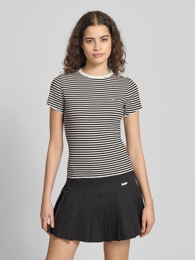Frauenmodel trägt Slim Fit T-Shirt aus Baumwoll-Mix von Tommy Hilfiger, schwarz-weiß gestreift, Rundhals, Frill-Abschluss, Nahaufnahme Oberkörper.