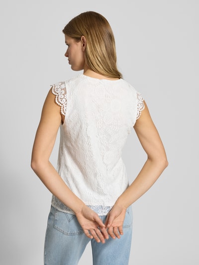 Frauenmodel trägt Slim Fit Blusentop mit Spitzenbesatz Modell 'OLLINE' von Pieces, Optik: Unifarben, Muster: floral, Rückansicht Ganzkörperansicht.