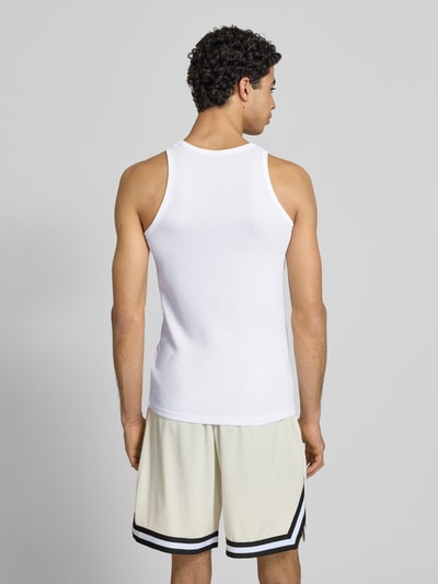 Männermodel trägt Slim Fit Top mit Logo-Stitching von KARL KANI aus Baumwoll-Mix in Weiß, Rückenlänge bei Größe M 68 cm, Ganzkörperansicht Rückansicht.