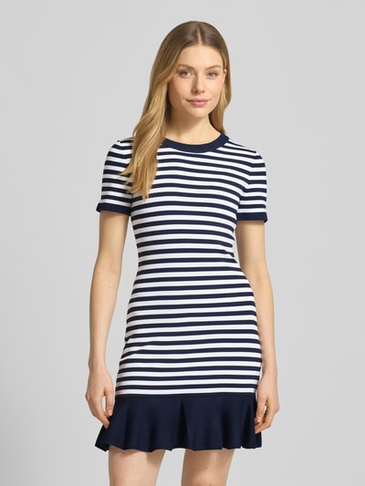 Frauenmodel trägt T-Shirt-Kleid aus Viskose-Mix mit Rundhalsausschnitt von MICHAEL Michael Kors im Streifendesign, Ganzkörperansicht von vorne. Körpernaher Schnitt, Stretch-Anteil, Minikleid mit kurzen Ärmeln und rückseitigem Reißverschluss, Textur wirkt weich.