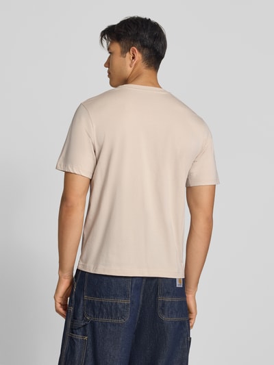 Mannenmodel draagt T-Shirt mit Label-Print und Rundhalsausschnitt van JACK & JONES in beige, puur katoen, regular fit, ruglengte maat M 68 cm, Ganzkörperansicht Rückansicht.