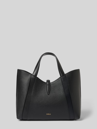Produktfoto, czarna torebka z aplikacją model 'GOCCIA' od Furla, uchwyty, pasek na ramię regulowany, główna przegroda otwarta, przegródka zapinana na zamek błyskawiczny wewnątrz, szerokość w rozmiarze 1: 28 cm, długość 23 cm, głębokość 11 cm, długość paska na ramię 97 cm, faktura skóry, minimalistyczny design.