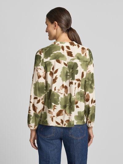 Frauenmodel trägt Relaxed Fit Bluse aus reiner Viskose Modell 'Lari' von ZABAIONE mit grün-braunem Muster, Ganzkörperansicht Rückansicht. Damen Bluse, Serafino-Ausschnitt, langärmelig, Rückenlänge 55 cm, Ärmellänge 57 cm.