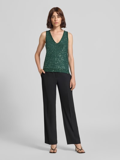 Frauenmodel trägt Regular Fit Top mit Baumwoll-Anteil Modell 'MILORD' von Weekend Max Mara in Dunkelgrün mit Glitzerstruktur, Ganzkörperansicht von vorne.