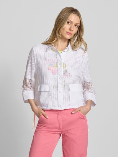 Frauenmodel trägt Regular Fit Blazer mit Pattentaschen und 3/4-Arm von Marc Cain aus weißem Material-Mix mit Stretch-Anteil, Ganzkörperansicht von vorne. Rückenlänge bei Größe 36: 53 cm, Brustweite: 50 cm, Ärmellänge: 48 cm.