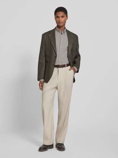 Männermodel trägt Slim Fit Business-Hemd mit Button-Down-Kragen von Jake*s aus Reine Baumwolle, Knopfleiste, beige Hose, Ganzkörperansicht von vorne. Rückenlänge bei Größe 39/40 80 cm, Schulterbreite 47 cm, Ärmellänge 66 cm.