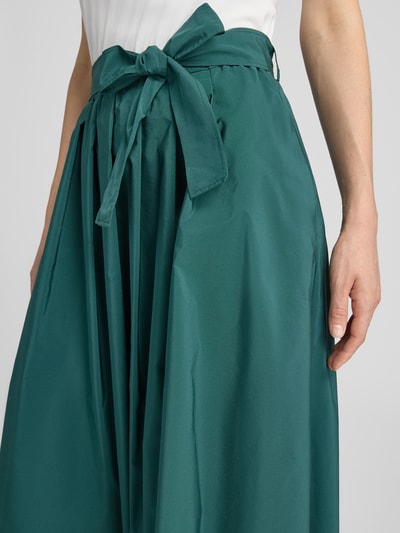 Frauenmodel trägt Ausgestellter Midi-Rock mit Baumwoll-Anteil Modell 'ALPACA' von Weekend Max Mara in Dunkelgrün, Nahaufnahme Oberkörper, Damen Midi-Rock von Weekend Max Mara