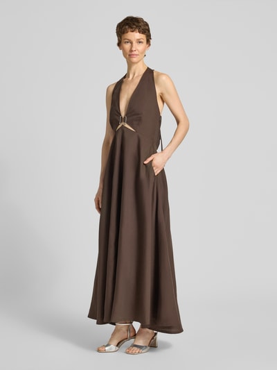 Frauenmodel trägt Damen Midikleid aus Lyocell-Mix mit Leinen-Anteil, Cut-Out, Neckholder, V-Ausschnitt, A-Linie, Modell 'Natu' von Copenhagen Muse in Braun, Taillierte Passform, glatte Oberfläche, Ganzkörperansicht von vorne.