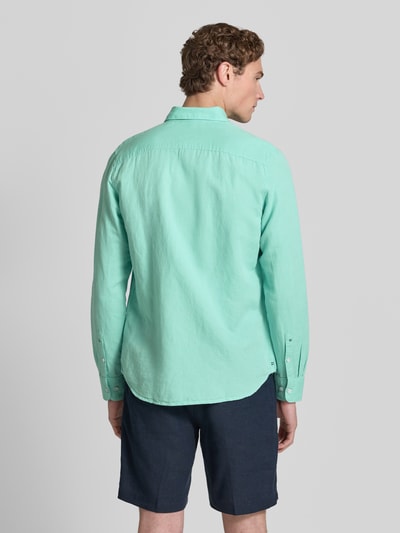 Männermodel trägt Regular Fit Freizeithemd aus Leinen-Baumwoll-Mix von Lerros in Mint mit Button-Down-Kragen, Rückenansicht, Ganzkörperansicht Rückansicht. Rückenlänge bei Größe M: 75 cm, Schulterbreite: 43 cm, Ärmellänge: 69 cm, sichtbare Knopfleiste und strukturierte Oberfläche.