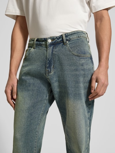 Männermodel trägt Bootcut Fit Jeans aus Baumwoll-Mix von Don't Waste Culture mit 5-Pocket-Design, Kontrastnähten, Knopf- und Reißverschluss, Nahaufnahme Oberkörper.