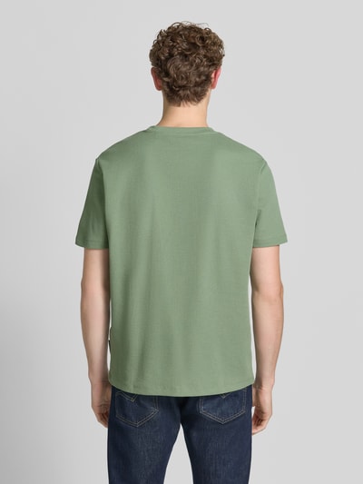 Männermodel trägt Regular Fit T-Shirt aus Baumwoll-Mix von Tom Tailor Denim in Optik: Unifarben, Ganzkörperansicht Rückansicht.