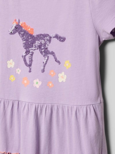 Mädchen trägt Tailliertes Freizeitkleid aus reiner Baumwolle von s.Oliver RED LABEL, Optik: Unifarben, Motiv-Print Pferd, Paillettenbesatz, Jersey, Nahaufnahme Oberkörper.