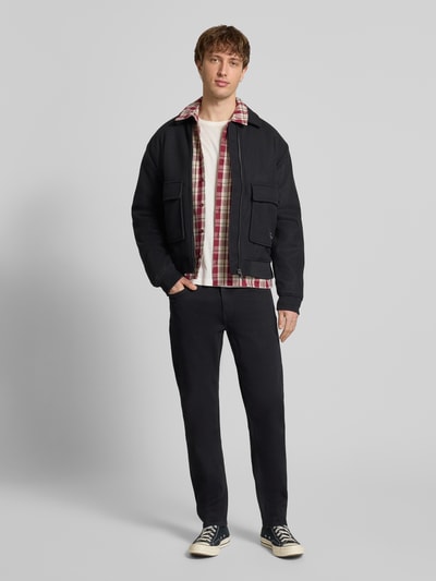 Männermodel trägt Regular Fit Jeans aus Baumwoll-Mix Modell 'WEFT' von Only & Sons, Optik: Unifarben, 5-Pocket-Design, Ganzkörperansicht von vorne.