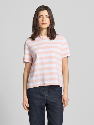 Kobiece model prezentuje damski t-shirt Boxy Fit T-Shirt aus reiner Baumwolle Modell 'ESSENTIAL' von Selected Femme, efekt: wzór w paski, krój: pudełkowy krój, okrągły dekolt, krótki rękaw, wykończenie materiału: heavy jersey, wykonany z czystej bawełny, kolor różowo-białe pasy, naszywka z logo, całkowite ujęcie z przodu.